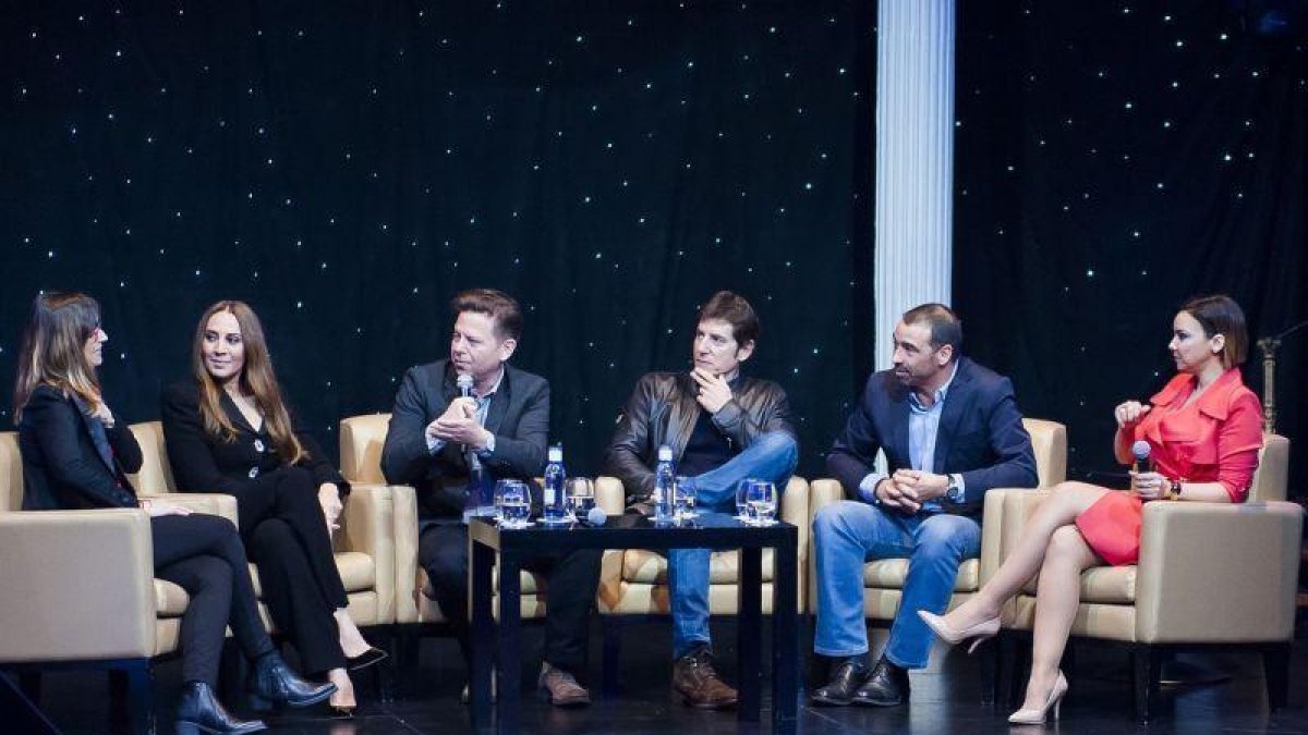 En el centro, Mónica Naranjo, Tinet Rubira y Manel Fuentes, en la presentación de 'Tu cara no me suena todavía'.-RAFAEL BRAVO / ATRESMEDIA