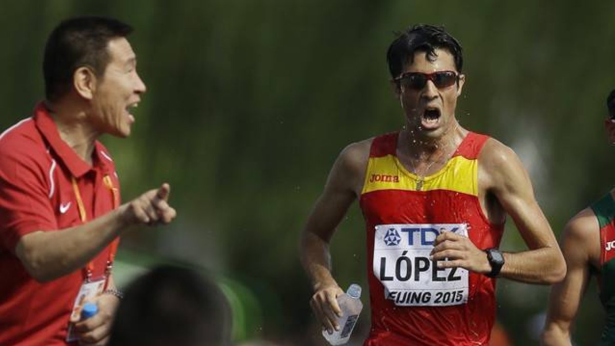El campeón mundial de los 20 km marcha, durante la prueba celebrada en Pekín.-Foto: KIN CHEUNG / AP