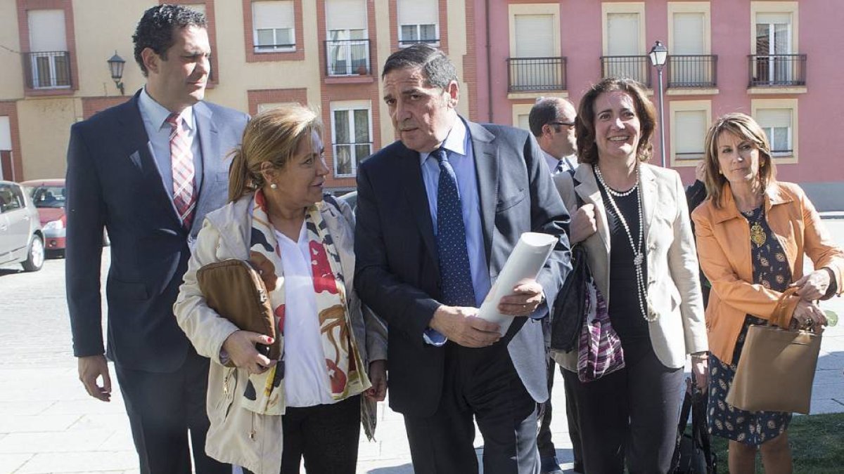 El consejero de Sanidad, Antonio María Sáez, la Presidenta de las Cortes, María Josefa Garcia Cirac , y la alcaldesa de Zamora, Rosa Valdeón, participan en un acto del PP de Zamora-Ical