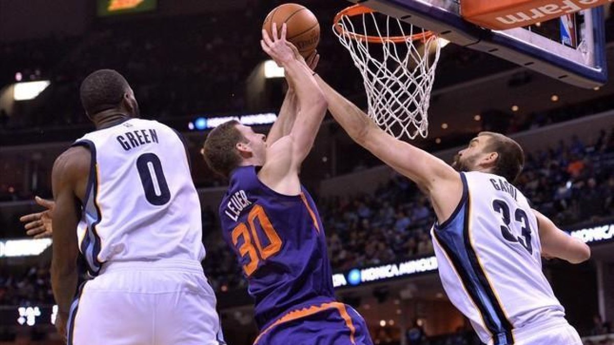 Marc Gasol, en una acción del partido ante Jon Leuer.-AP / BRANDON DILL