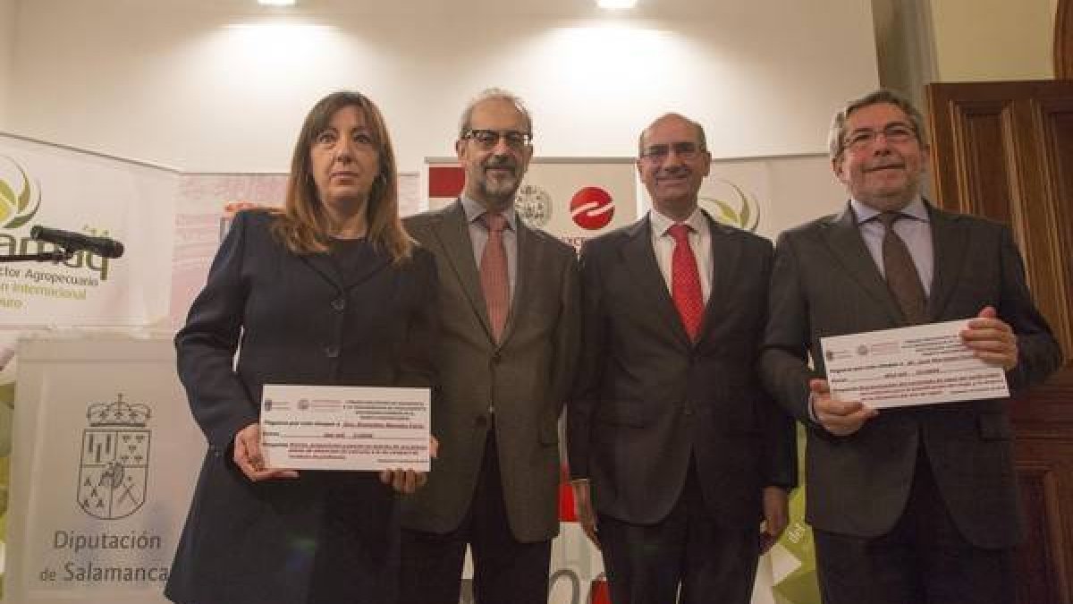 El presidente de la Diputación y el rector de la Universidad de Salamanca entregan los Premios Diputación de Salamanca a la Transferencia de Conocimiento Universidad – Empresa en el ámbito agropecuario. En la imagen (de I a D): Remedios Morales (segundo p-David Arranz / ICAL