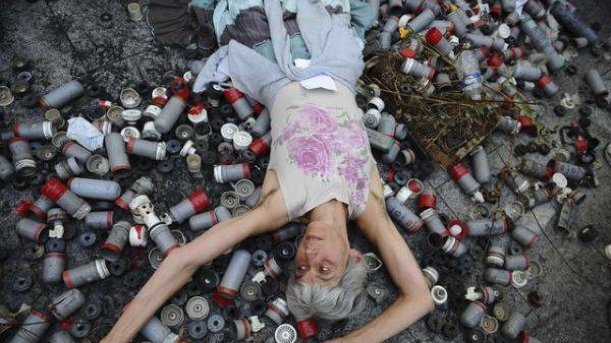 Un manifestante, estirado sobre un montón de proyectiles, simula haber sido abatdio por la policía.-Foto:   AFP / REMY GABALDA