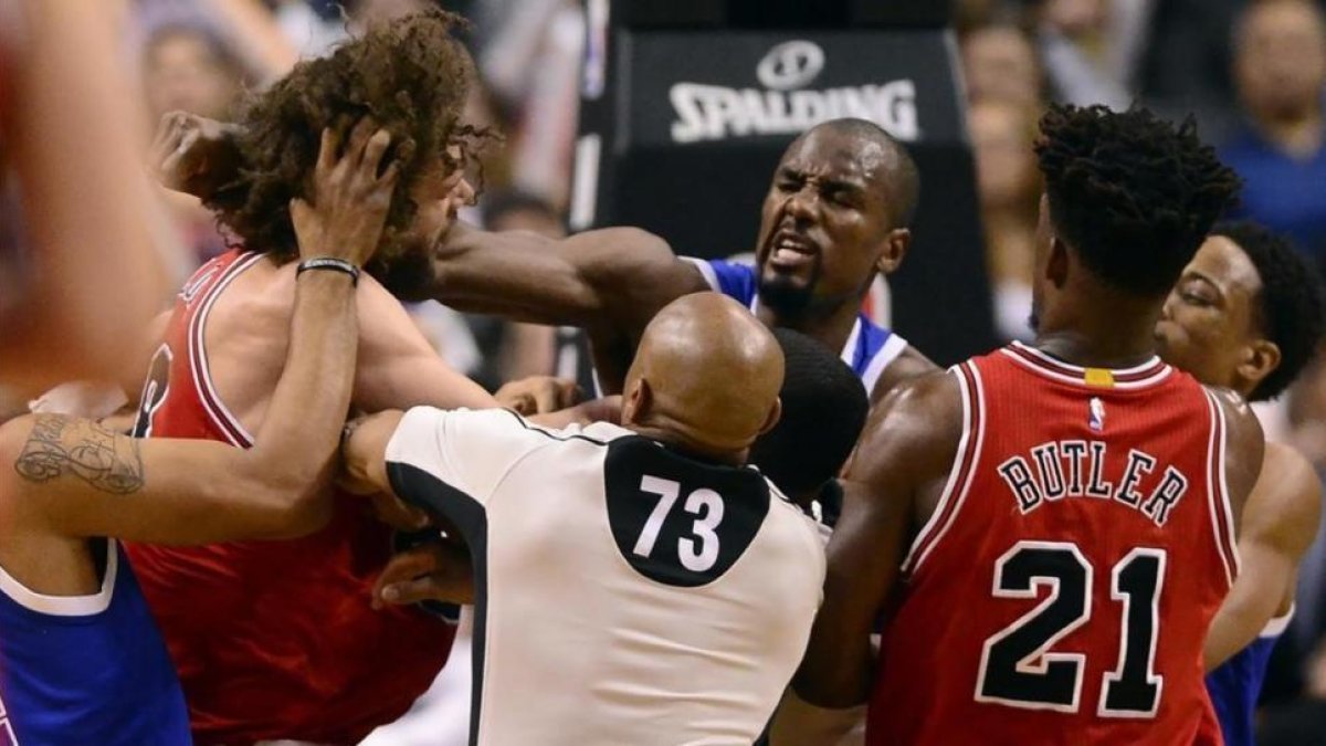 Serge Ibaka (Raptors) lanza un puñetazo a Robin Lopez (Bulls).-FRANK GUNN