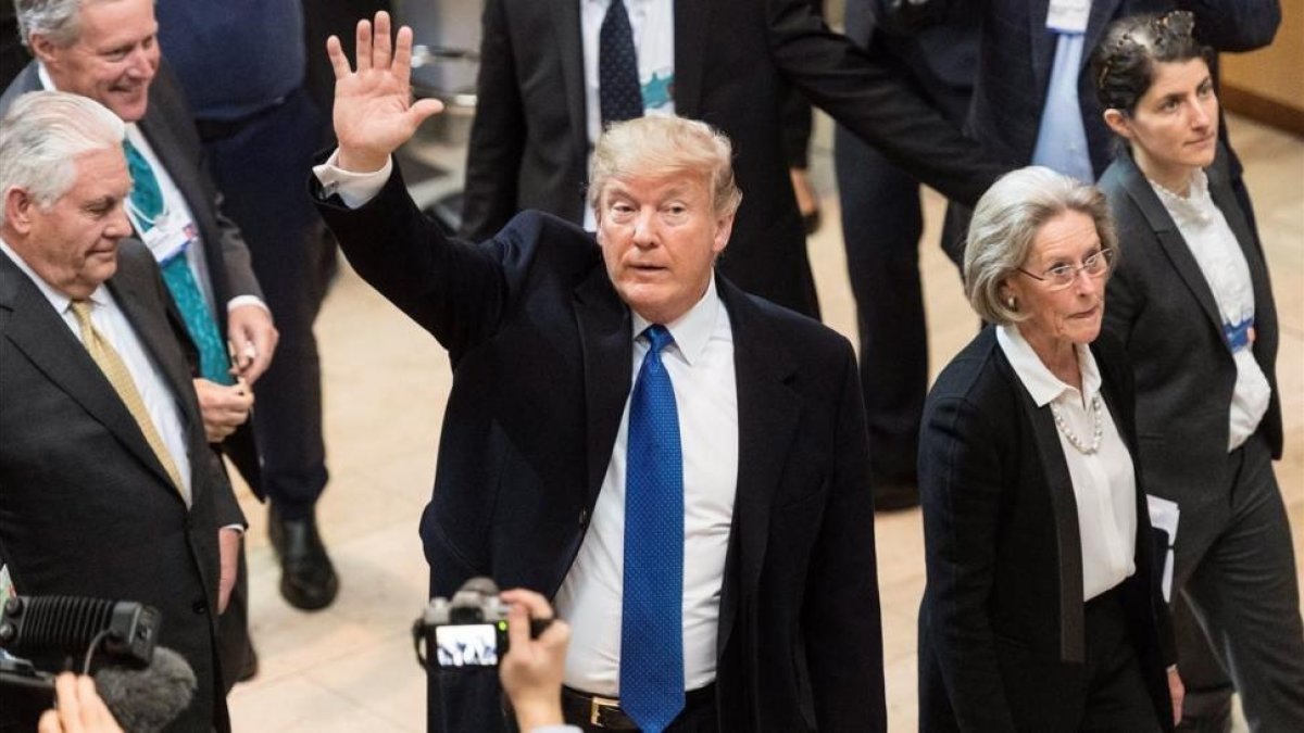 Donald Trump llega al centro de Congresos de Davos.-/ EFE / LAURENT GILLIERON