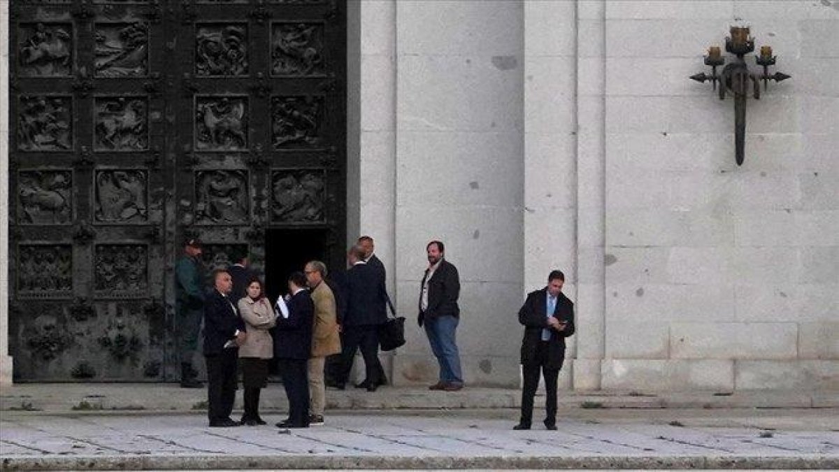 Los ejecutivos de Patrimonio Nacional y de Presidencia del Gobierno, en la puerta trasera de la basílica del Valle de los Caídos el pasado martes, antes de comenzar su visita.-JOSE LUIS ROCA