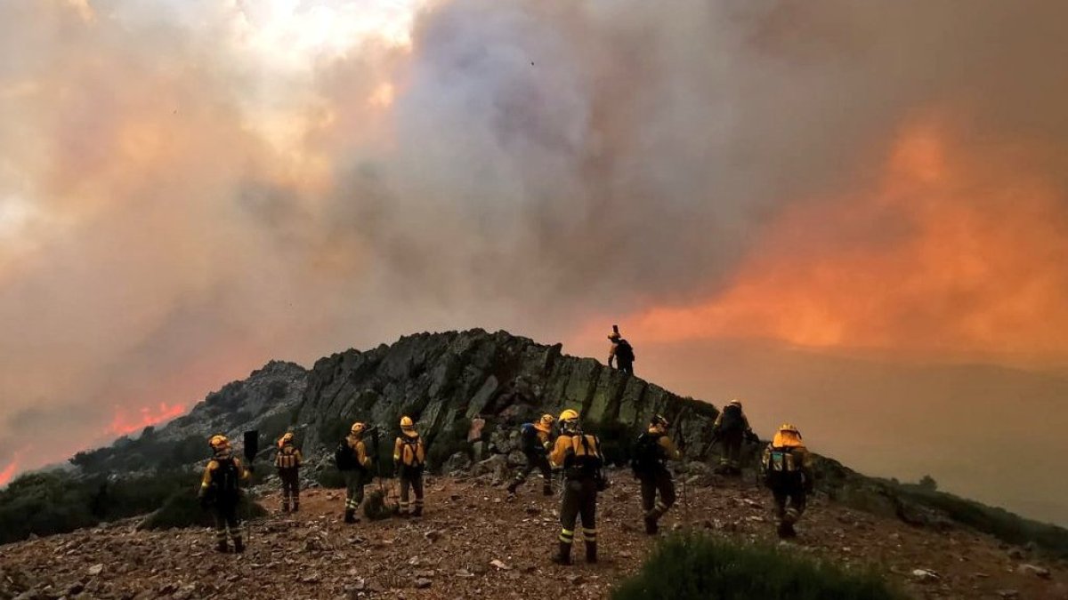 Uno de los incendios forestales que se están desarrollando en Salamanca. AT BRIF