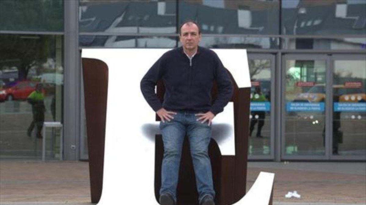 El periodista Esteban Hernández, en Pozuelo de Alarcón, al lado de Madrid.-DAVID CASTRO