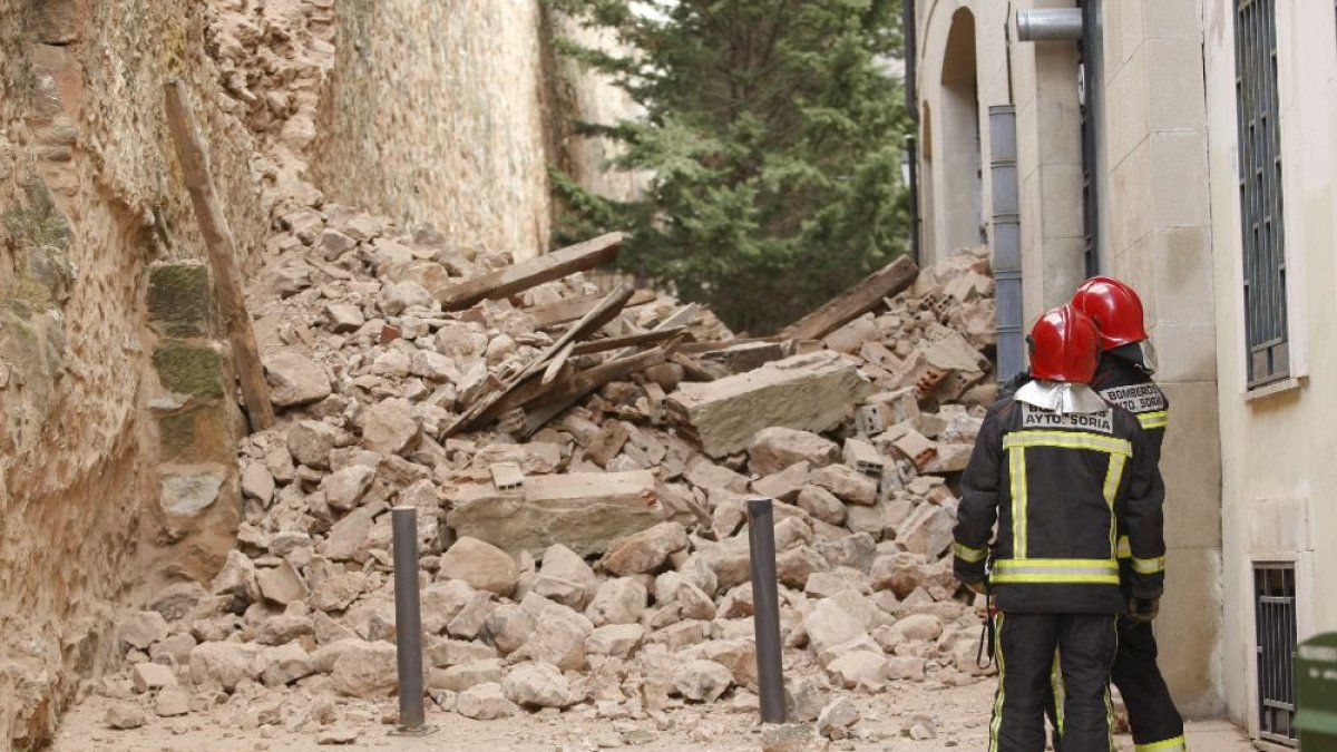 La <strong>muralla de Soria</strong> sufrió un derrumbe el <strong>Domingo de Pascua de 2013</strong>. Después se reprodujo unos días después y en febrero de 2014 como consecuencia de las lluvias. La situación acabó sembrando la semilla de lo que hoy es la ambiciosa <strong>recuperación de la muralla de Soria</strong>. Un susto -por suerte sin heridos- que acabó 'resucitando' un patrimonio 'olvidado'.