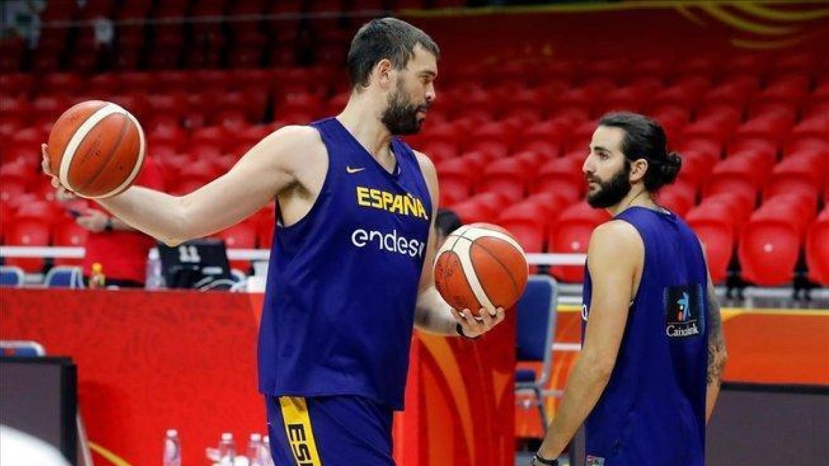 Marc Gasol y Ricky Rubio conversan en el entrenamiento previo al partido ante Irán.-JUAN CARLOS HIDALGO (EFE)