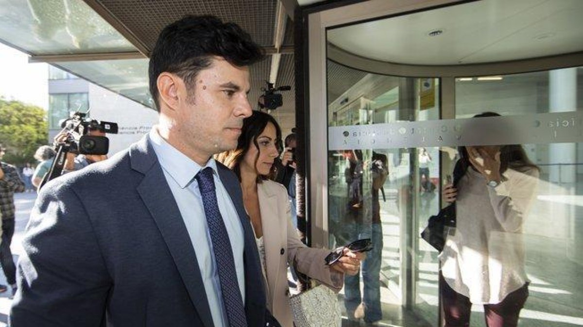 Javier Sánchez-Santos, el supuesto hijo de Julio Iglesias, saliendo de los juzgados de Valencia, hoy.-MIGUEL LORENZO