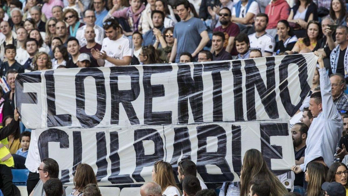 Una de las pancartas, antes de ser retiradas.-