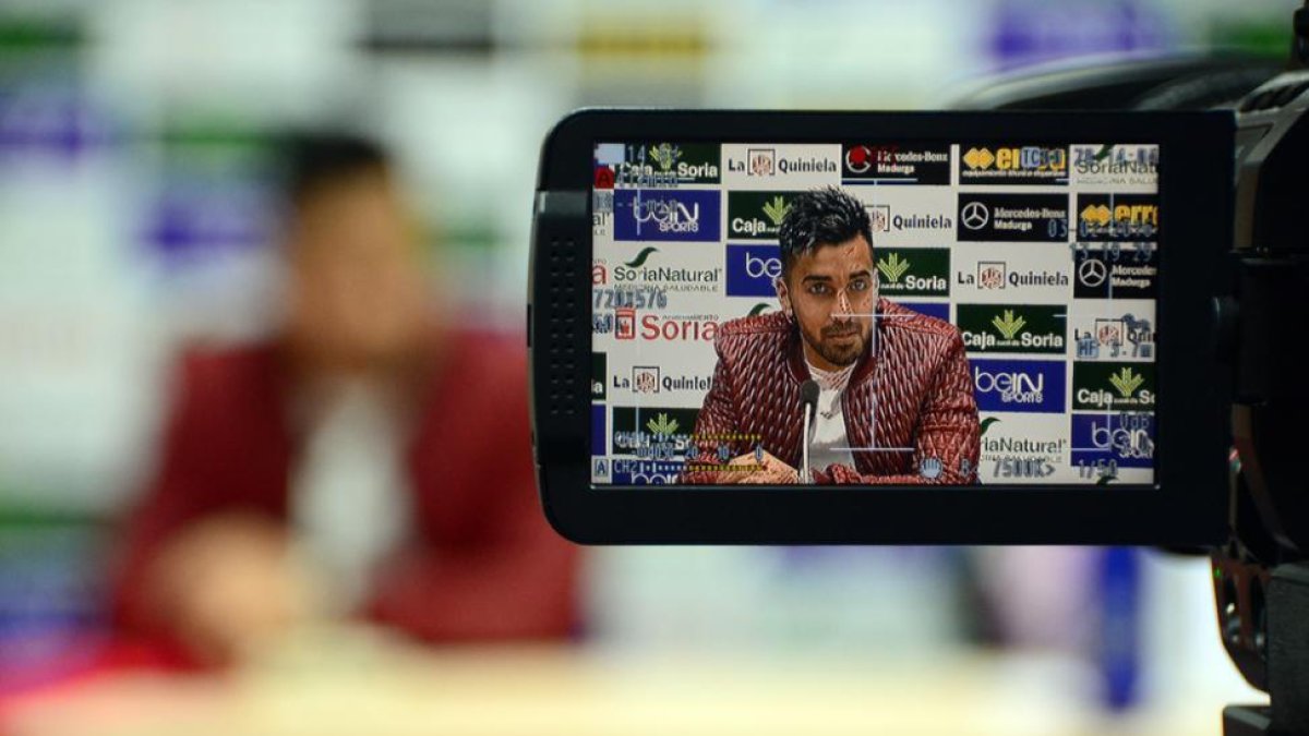 Jorge Díaz en la presentación de ayer en Los Pajaritos como jugador del Numancia.-Álvaro Martínez