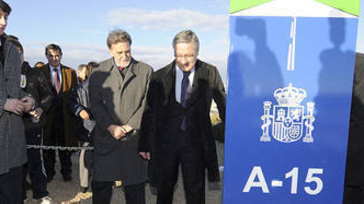 El ministro Blanco en la puesta en servicio del tramo Sauquillo-Radona en diciembre de 2010-
