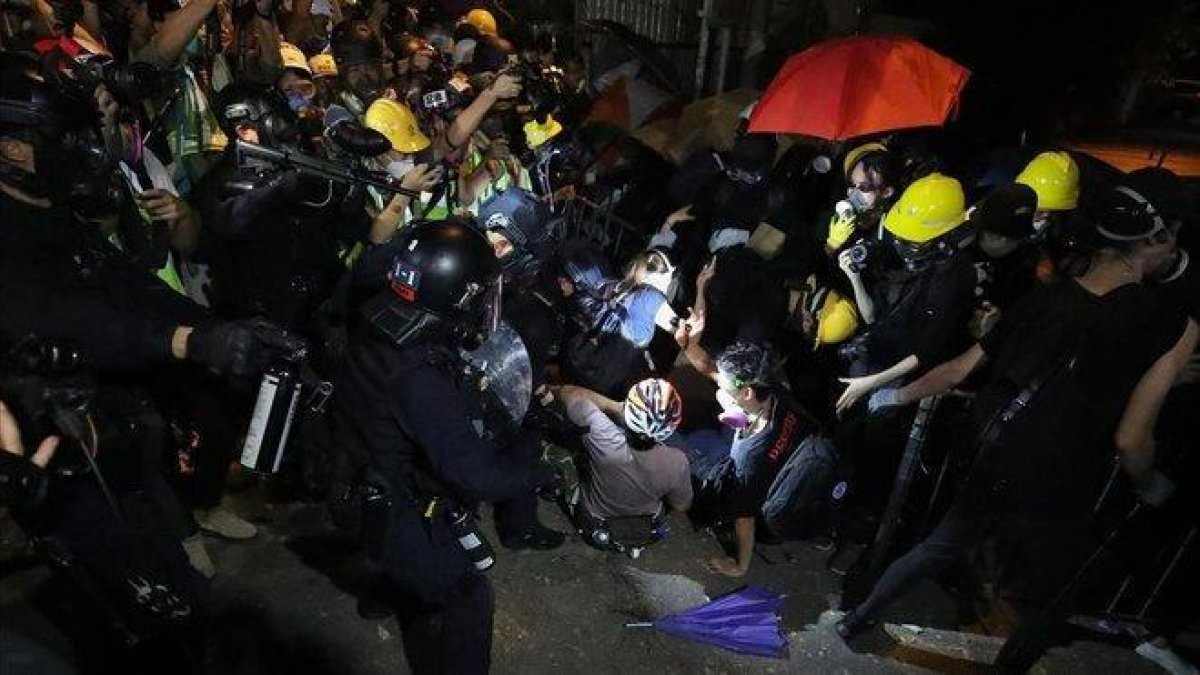 Choques entre policías y manifestantes, este sábado en Hong Kong.-EFE / RITCHIE B. TONGO