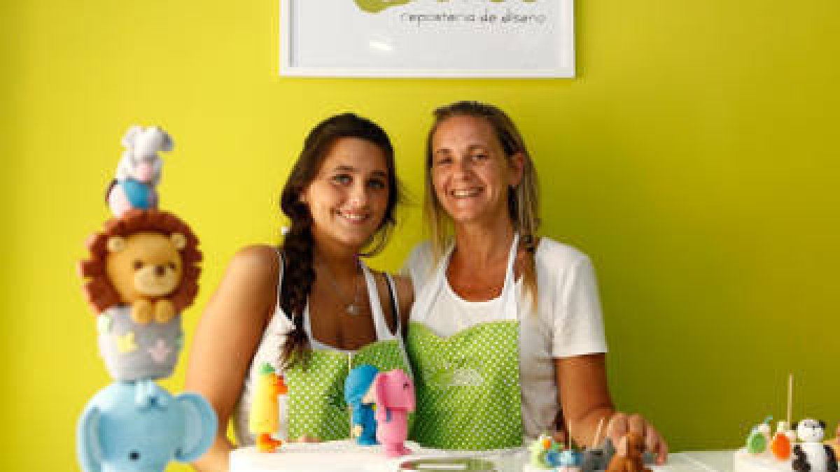 Jazmín y Cinthya en su tienda y taller de repostería de diseño 'Dulces ilusiones'. CONCHA ORTEGA-