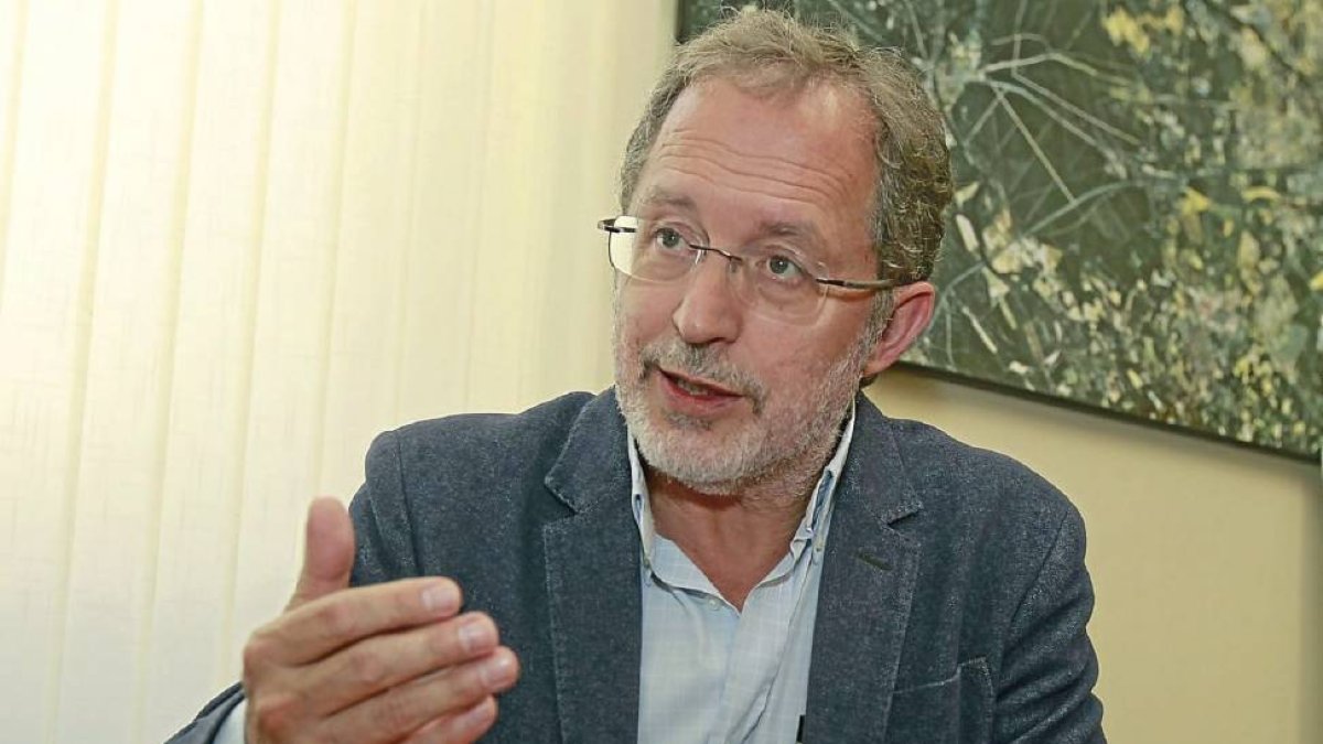 Santos Llamas en Caja España en una foto de archivo.-Ical