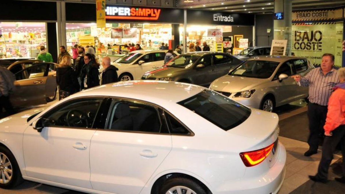 Feria del vehículo de ocasión que se celebra hasta mañana en las instalaciones del centro comercial Camaretas.-VALENTÍN GUISANDE