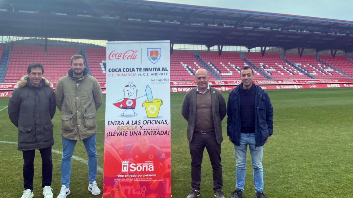 Representantes de las instituciones que participan en esta acción de reciclaje. CD Numancia