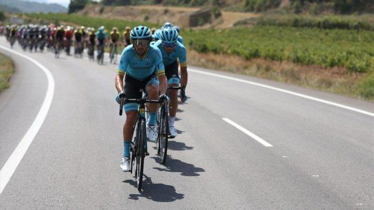El pelotón, durante la octava etapa de la Vuelta.-EFE / JAVIER LIZÓN