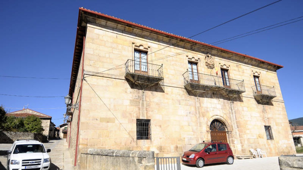 Exterior de la residencia de ancianos en la que ocurrieron los hechos en la tarde de ayer. / ÚRSULA SIERRA-