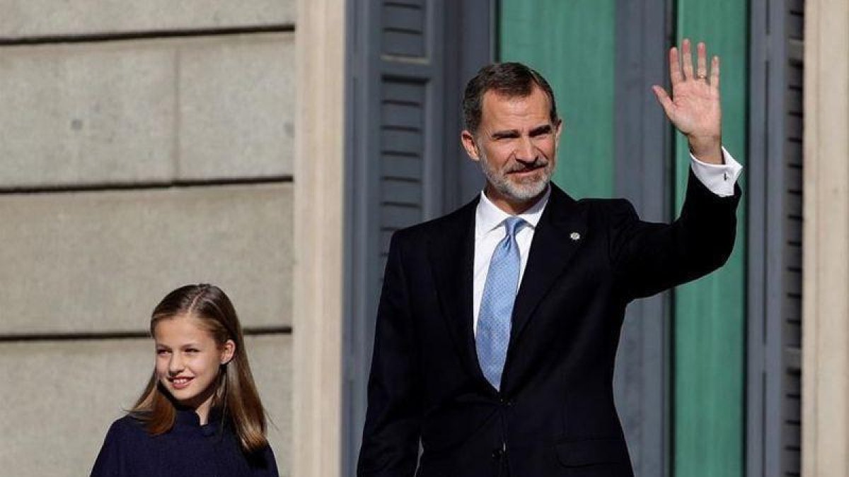 El Rey Felipe VI, junto a la princesa Leonor, en el exterior del Congreso de los Diputados, en el que se celebra esta mañana la solemne conmemoración del 40 aniversario de la Constitución.-EFE/JuanJo Martín