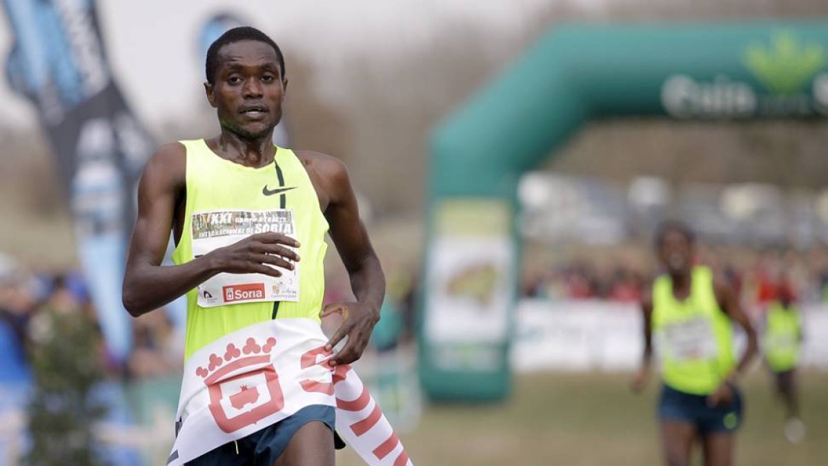 El ugandés Toroitich en el momento de cruzar la línea de meta como ganador en Valonsadero.-Diego Mayor