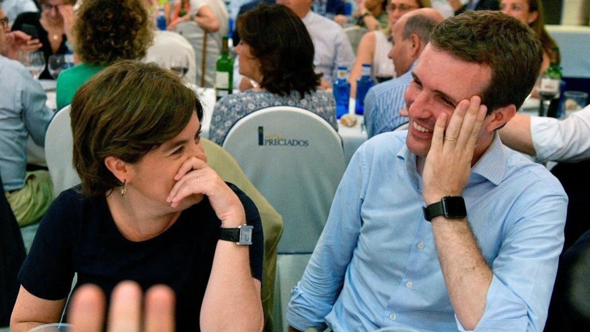 Soraya Sáenz de Santamaría y Pablo Casado, en la cena del grupo parlamentario del PP. /-EFE / DAVID MUDARRA