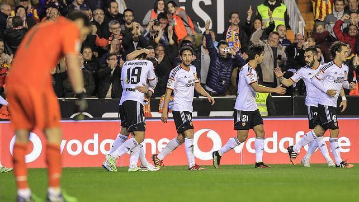 Los jugadores de Valencia felicitan a Barragán tras el gol del empate, ante un desolado Casillas.-Foto: MIGUEL LORENZO