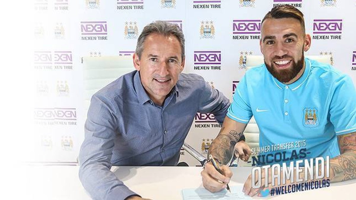 Txiki Begiristain y Nicolás Otamendi, durante la firma del defensa como nuevo jugador del Manchester City.-Foto: MCFC
