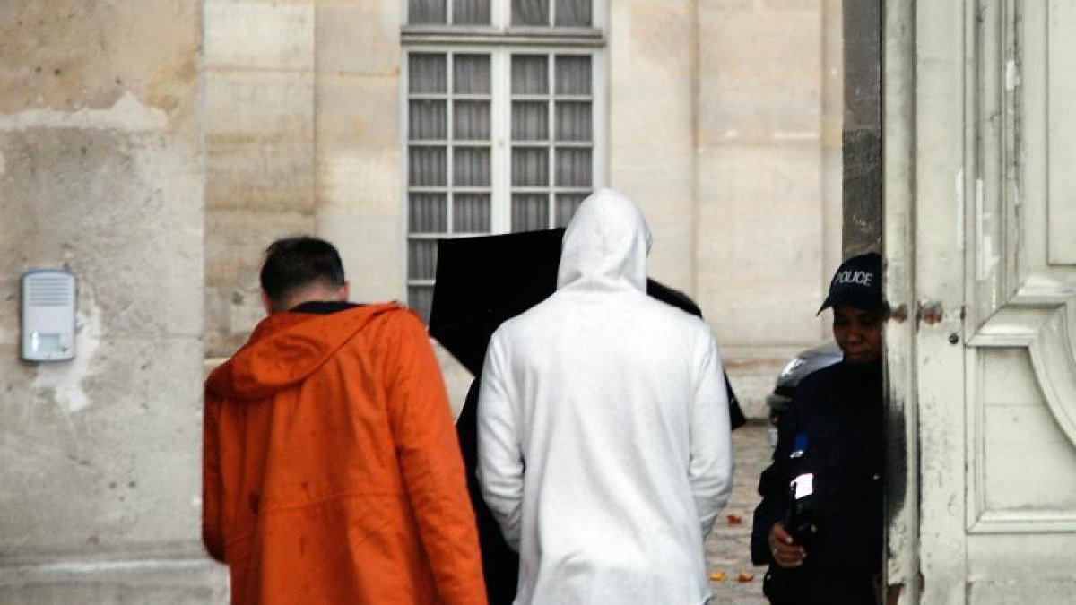 Karim Benzema y su abogado(iz), entran en la comisaría francesa donde fue detenido-