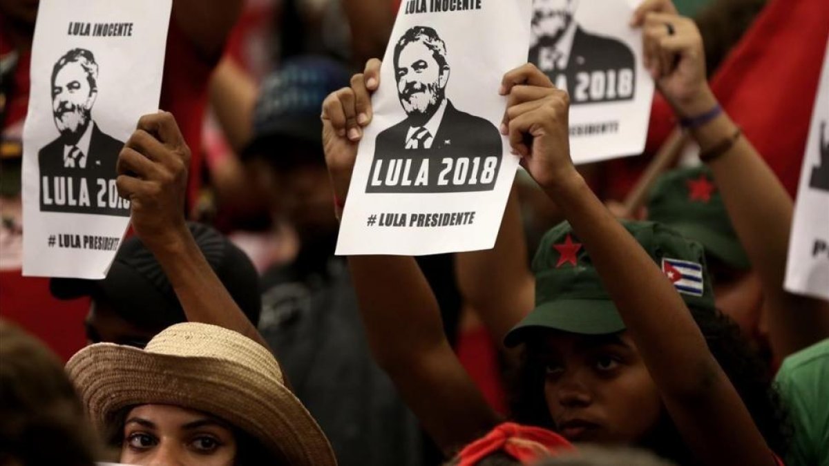 Simpatizantes de Lula da Silva en una manifestación en favor del exmandatario.-/ EFE / FERNANDO BIZERRA JR.