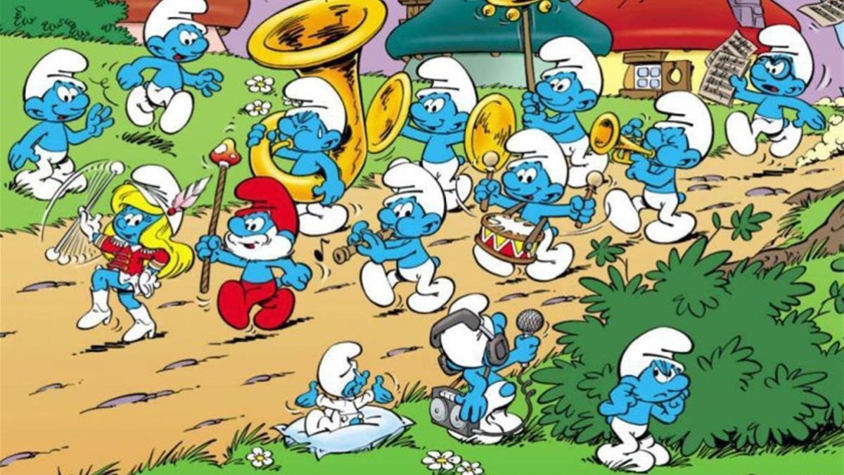 Un desfile musical de los Pitufos encabezado por la Pitufina y Papá Pitufo y cerrado por el Pitufo Gafotas, y del que el Pitufo Gruñón se protege tapándose los oídos tras un arbusto.-