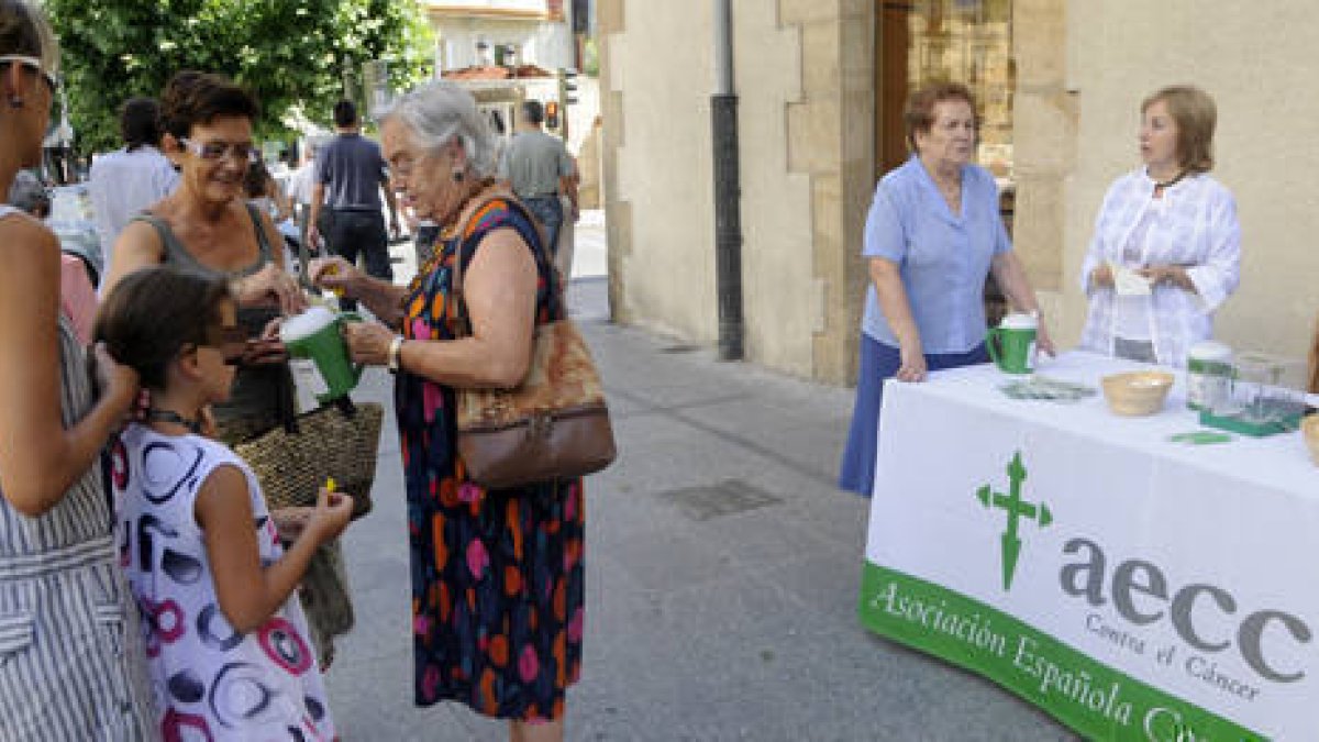 Imagen de una mesa informativa en la jornada de cuestación de la AECC celebrada en Soria año pasado. / ÚRSULA SIERRA-