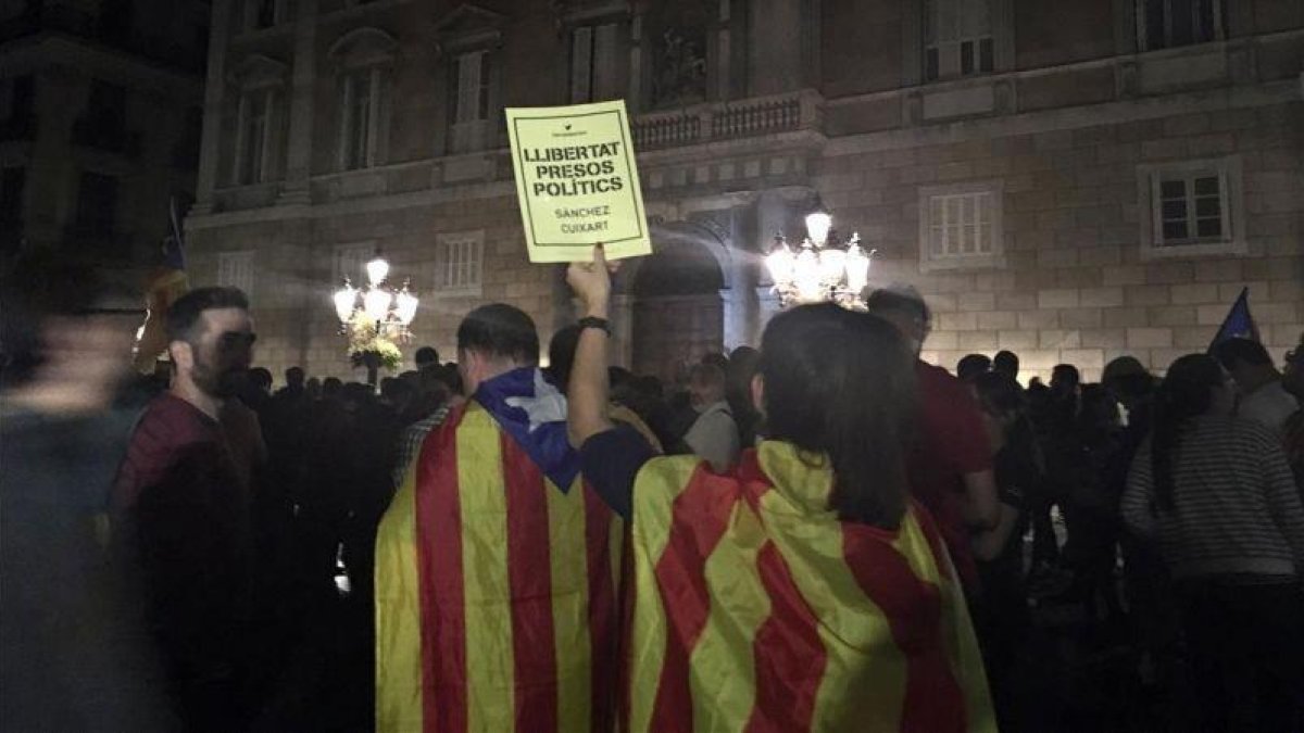 Concentración en la plaça Sant Jaume en protesta por el encarcelamiento de Jordi Sànchez y Jordi Cuixart.-EL PERIÓDICO