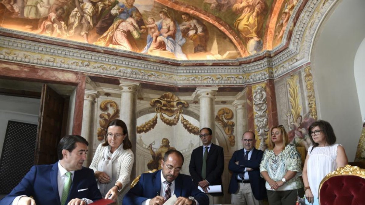 Rey y Suárez Quiñones en la firma del convenio de escombreras-VALENTÍN GUISANDE