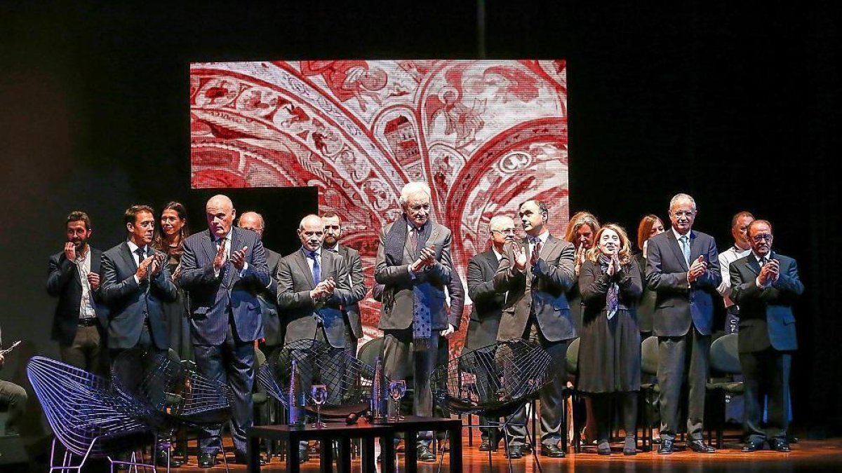 Foto de familia de los premiados en XII gala de entrega de los Premios Nacionales de Hostelería en León.-- ICAL