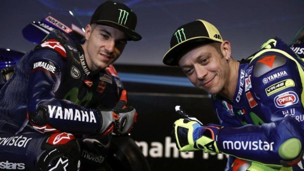 Maverick Viñales y Valentino Rossi, el día de la presentación, en Madrid, del equipo Movistar-Yamaha.-EFE / EMILIO NARANJO