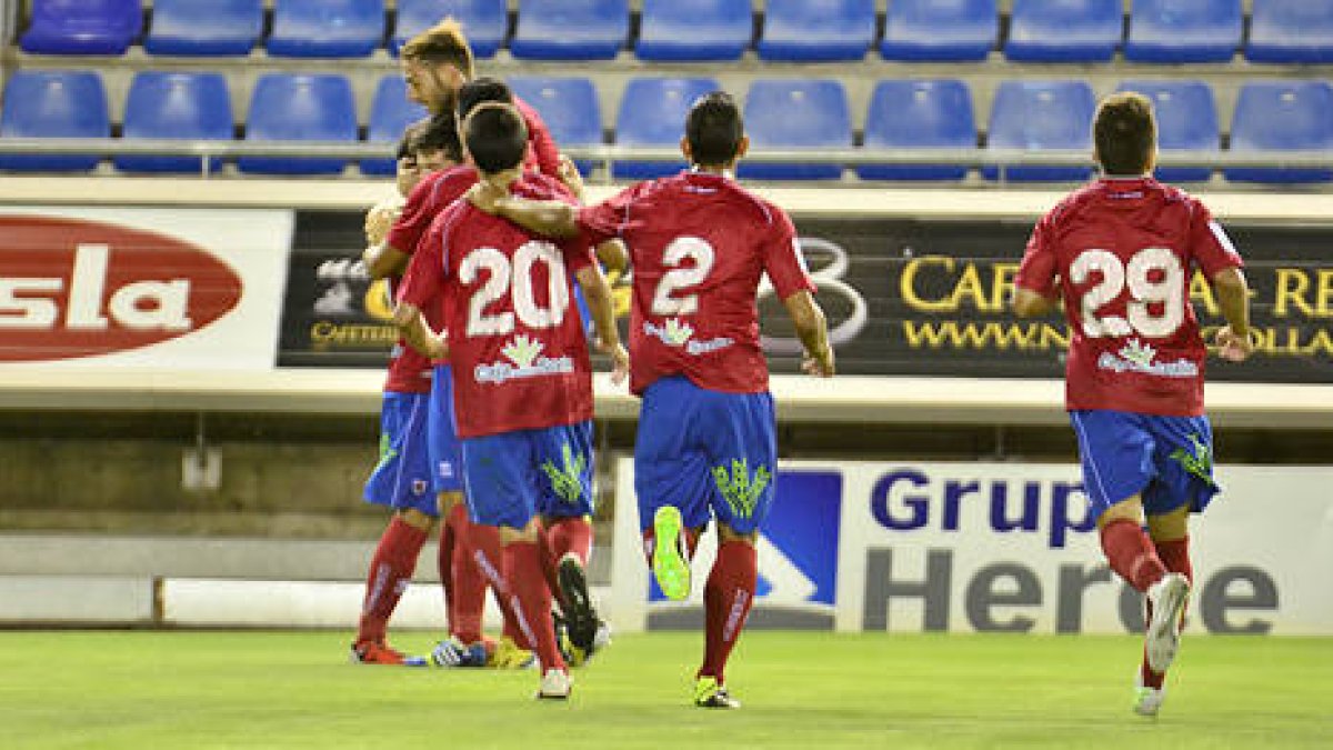 Los rojillos celebran el tanto que dio el triunfo ante el Zaragoza. / Diego Mayor-