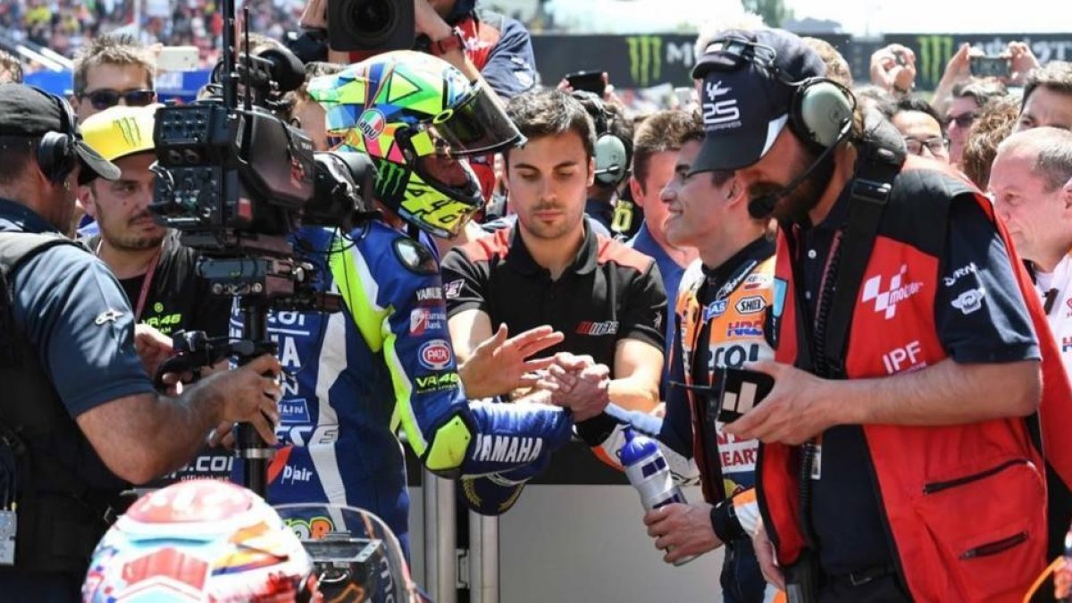 Valentino Rossi y Marc Márquez se dan la mano en Montmeló.-MARCO GUIDETTI