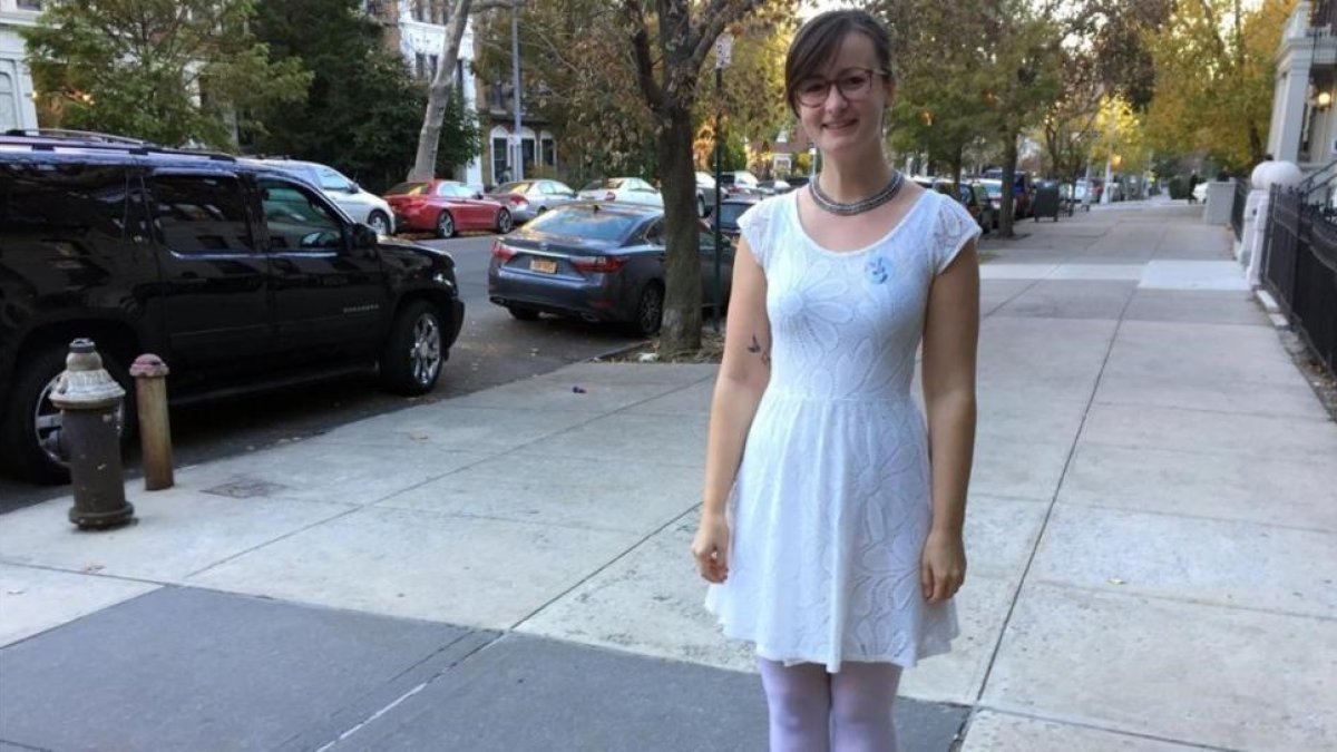 Lucy Bonner, votante de Clinton, vestida de blanco antes de acudir a su clegio electoral de Brooklyn, en Nueva York.-AP / BETH J. HARPAZ