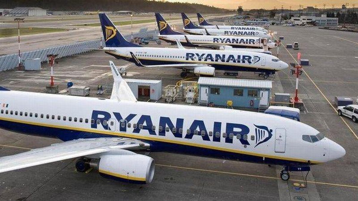 Aviones de Ryanair en el aeropuerto de Madrid.-EUROPA PRESS