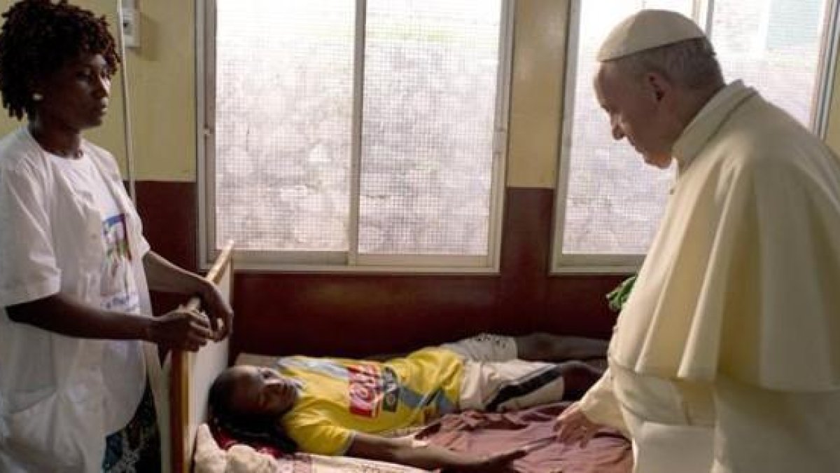 El Papa visita un hospital pediátrico en Bangui, el domingo 29 de noviembre.-REUTERS