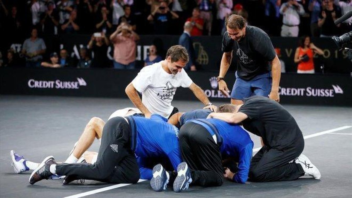 Zverev, felicitado por sus compañeros Federer, Nadal y Tsitsipas en Ginebra.-