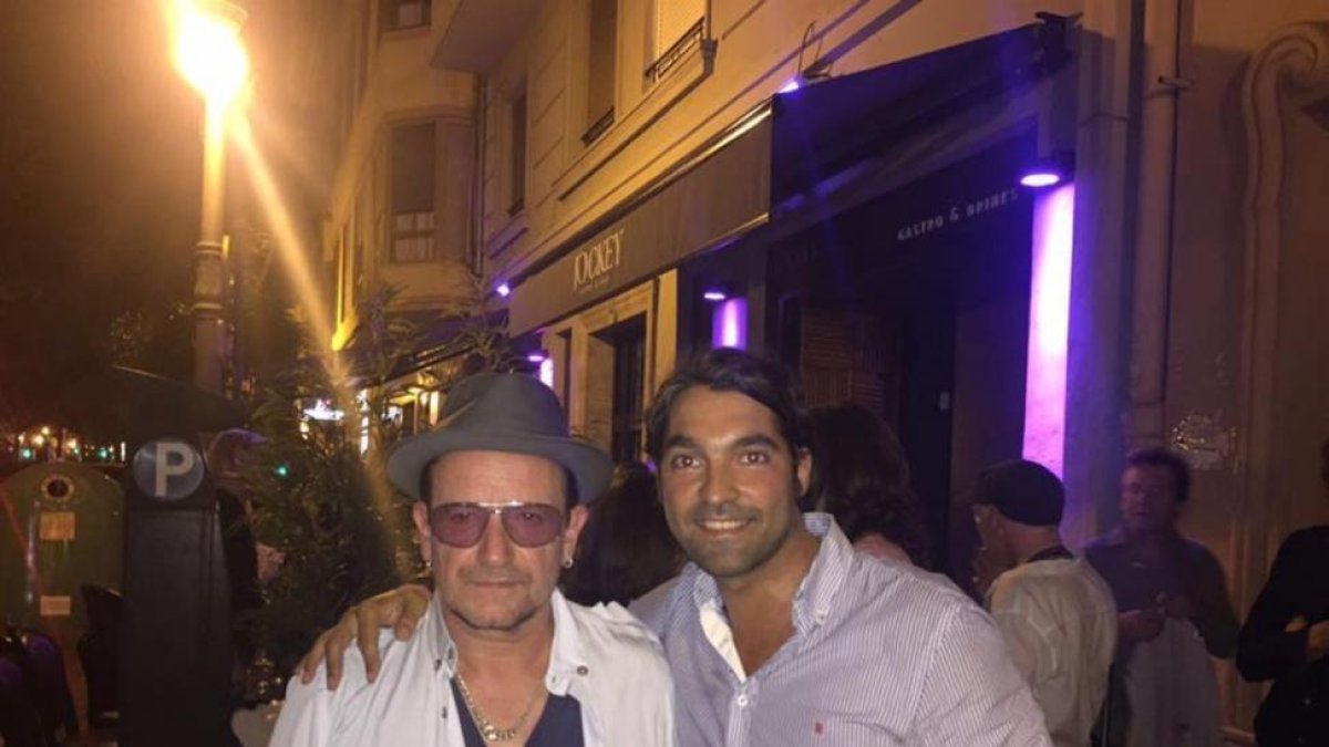 Bono, con un fan ante el pub Jockey de Valencia.-FACEBOOK