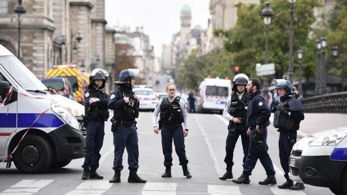 La policía bloquea la calle después del atentado en la prefectura de París, el pasado octubre.-MARTIN BUREAU (AFP)