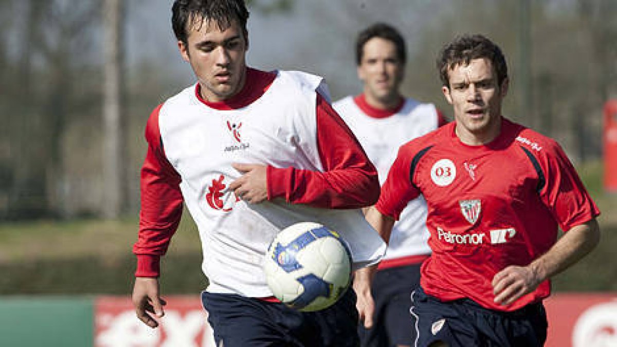 Unai Medina durante un entrenamiento con la primera plantilla del Athletic. / DEIA-