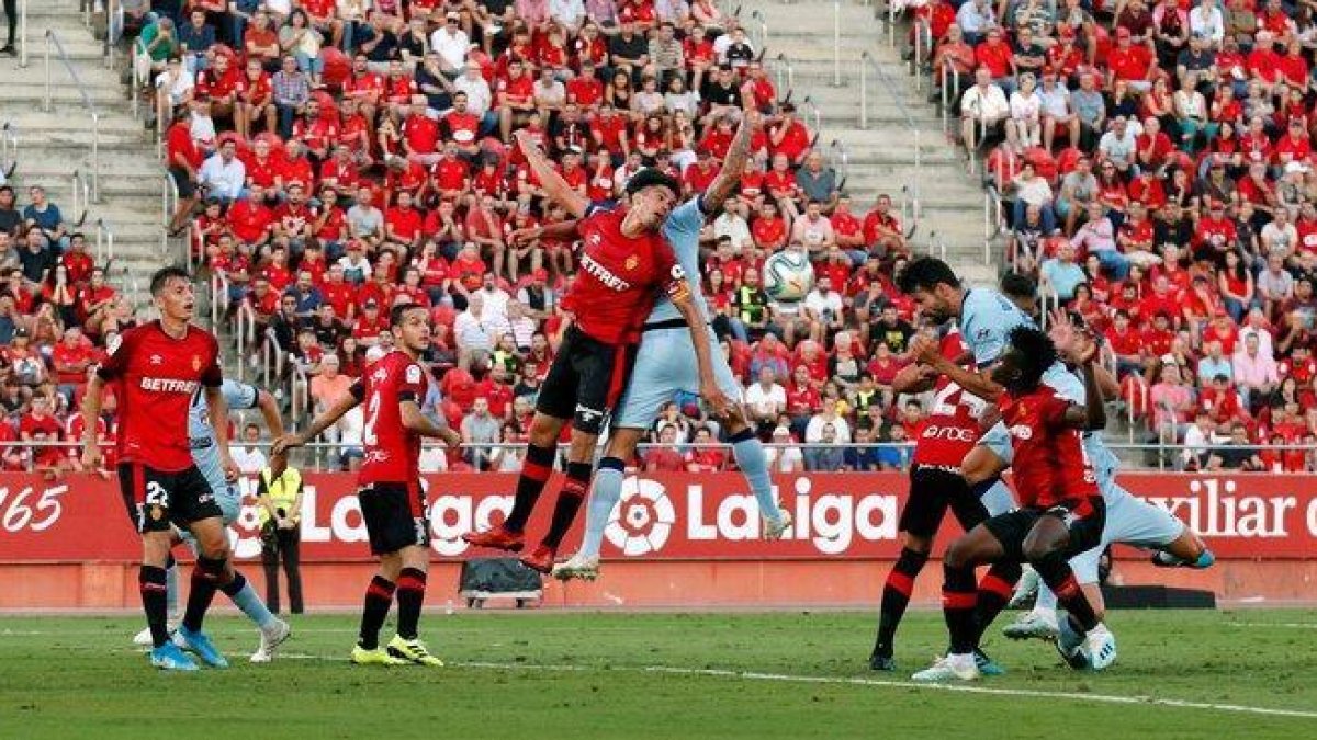 Diego Costa (d) remata para marcar el primer gol del Atlético en Mallorca.-