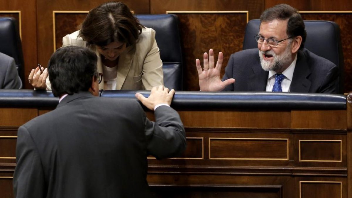 El presidente del Gobierno, Mariano Rajoy, saluda al diputado del PNV Aitor Esteban.-JOSE LUIS ROCA