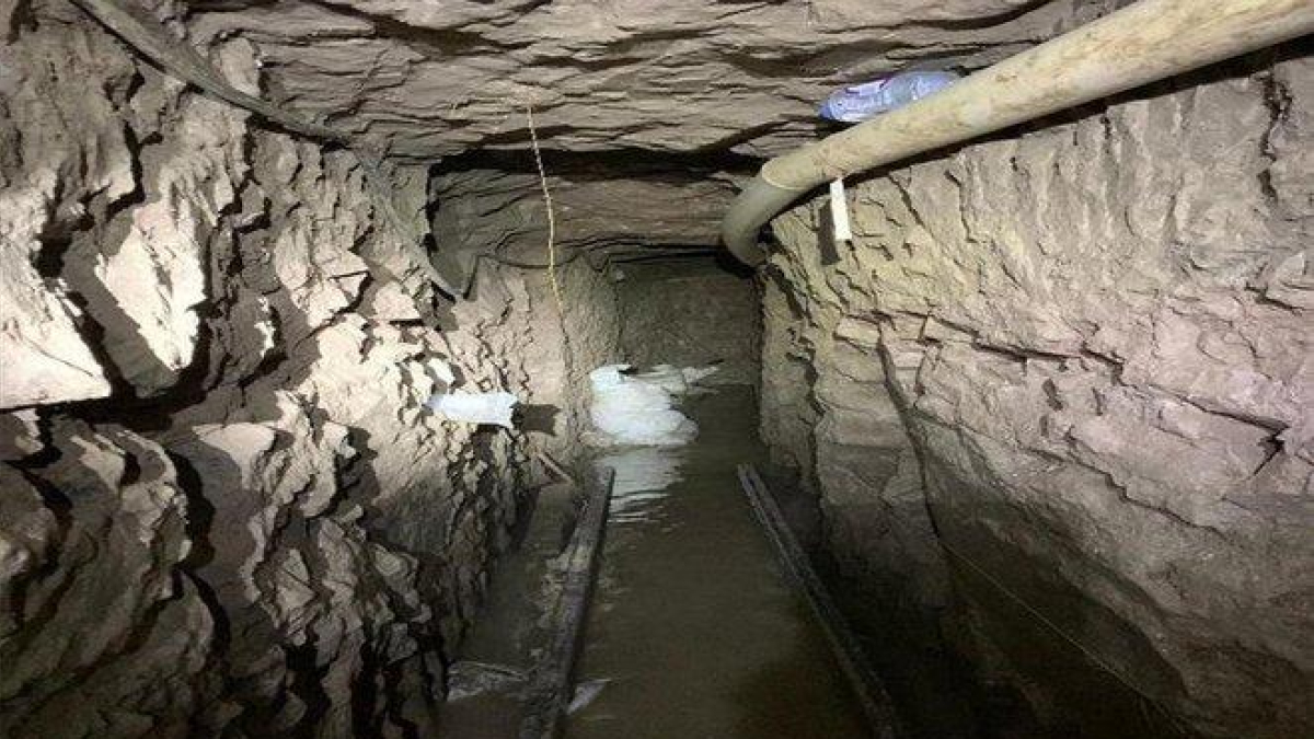 Interior de un túnel clandestino en la frontera de México y los EEUU.-EFE