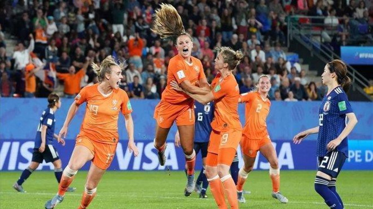 La azulgrana Lieke Martens celebra el martes su gol marcado de penalti en el minuto 90.-EFE / EDDY LEMAISTRE